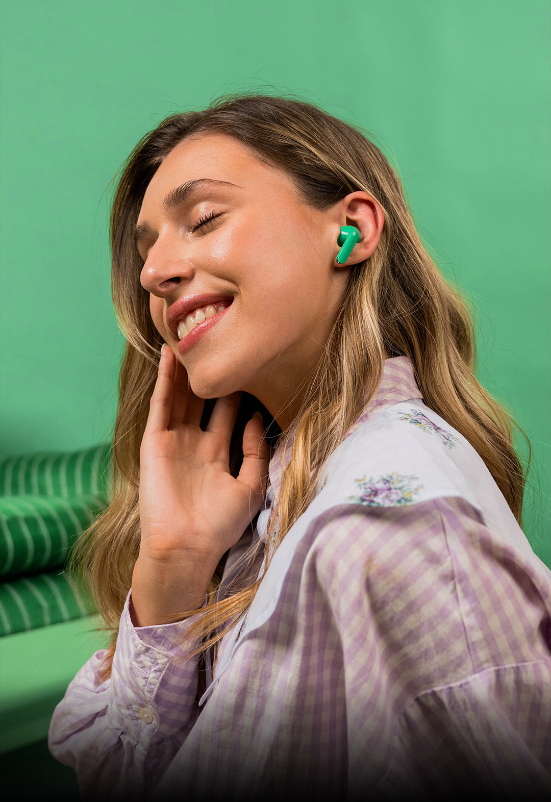 cat_earbuds_5246593b-06d9-48fe-bcaf-cfa210c6ec46.jpg
